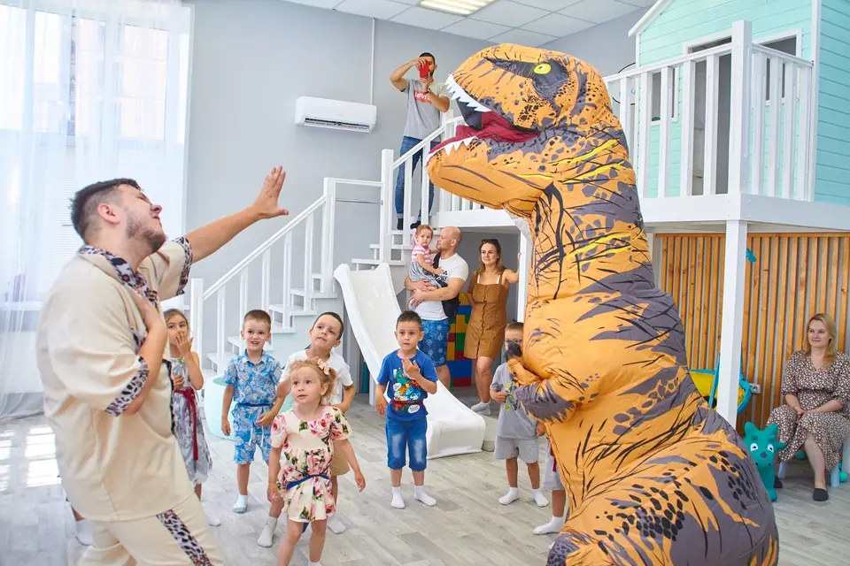 Родители отдыхают на детском празднике в Казани